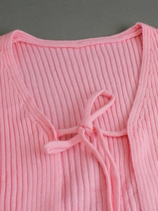 Cardigan in maglia a coste rosa da donna con chiusura a fiocco sul colletto