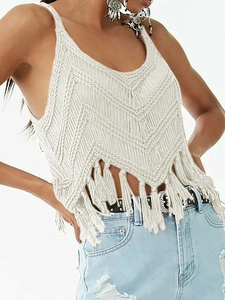 Détail d'un débardeur blanc au crochet bohème avec motif en V et ourlet à franges