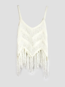 Détail d'un haut en crochet blanc avec col en V, motif chevron et longues franges