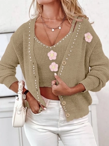 Détails d'un ensemble cardigan et débardeur en maille kaki avec perles et patchs fleurs