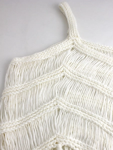 Détails de tricot au crochet et franges sur un haut d'été bohème couleur crème