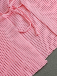 Cardigan in maglia a coste rosa con dettaglio stringato e vestibilità slim corta