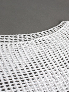 Haut blanc en maille crochetée avec col bardot et détails ajourés pour la plage