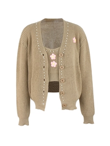 Détail d'un gilet et débardeur en tricot kaki avec bordure en perles et fleurs 3D