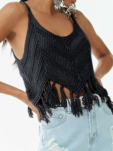 Détail du caraco au crochet noir avec ourlet à franges bohème et texture ajourée