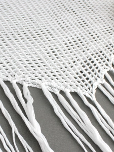 Robe de plage blanche au crochet avec maille ajourée et longues franges de style bohème
