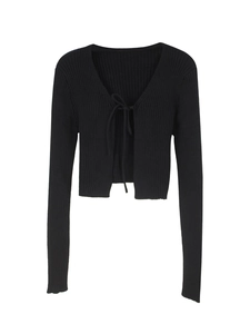 Dettaglio del cardigan nero in maglia a coste con scollo a V e chiusura con lacci