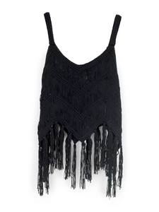 Détails de la maille et franges noires sur un débardeur de style bohème pour la plage