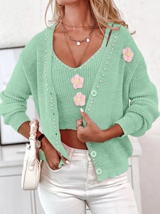 Détail de l'ensemble gilet et caraco en maille vert menthe avec perles et fleurs