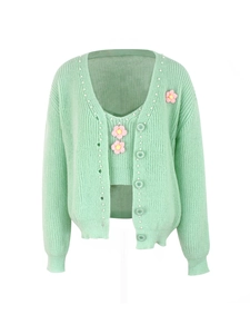 Détail d'un ensemble en maille vert menthe avec perles et fleurs 3D roses au crochet