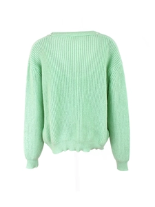 Détail du dos d'un cardigan vert menthe en maille épaisse avec bords-côtes aux poignets