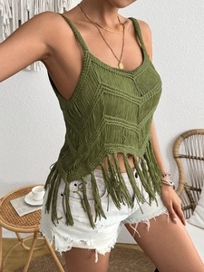 Détail du haut en crochet vert herbe avec col en V et ourlet à franges décoratif