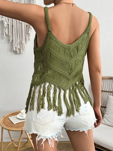 Détail du gilet au crochet vert olive avec motif en V et longues franges à l'ourlet