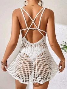 Copricostume bianco all'uncinetto con scollo a V e spalline incrociate sulla schiena