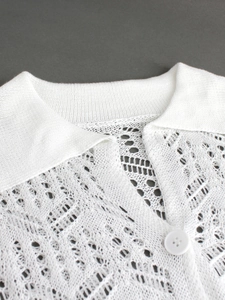 Gilet en maille ajourée blanche élégante avec col à revers et fermeture à bouton unique