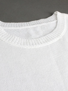 Robe courte en tricot blanc avec col rond côtelé et texture détaillée de qualité