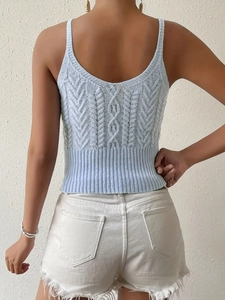 Haut court en tricot torsadé bleu clair avec dos en U et ourlet côtelé pour un look d'été