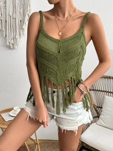 Détail du débardeur au crochet vert bohème avec ourlet à franges et maille texturée en V