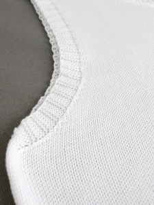 Vue détaillée de la robe en tricot blanc avec finition côtelée de qualité supérieure