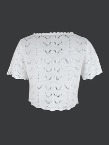 Top blanco de ganchillo de manga corta con calados de corazones y bordes festoneados