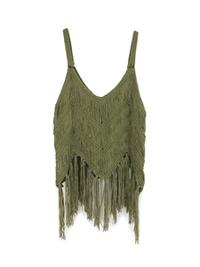 Détail d'un débardeur en maille crochet vert armée avec de longues franges et motifs