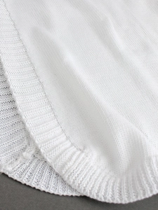 Robe longue blanche en maille sans manches avec fente latérale pour la plage