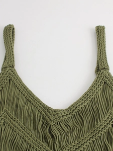 Vue détaillée du tissu en maille vert avec des franges bohèmes et texture tressée