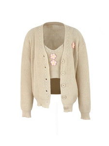 Détail d'un ensemble gilet et débardeur en maille avec perles et fleurs crochetées roses