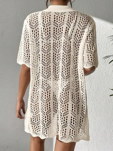 Vue arrière du cardigan en maille crochet blanche avec motif ajouré géométrique et revers
