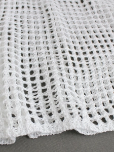 Abito da spiaggia bianco con scollo a V e trama elegante in rete lavorata a maglia