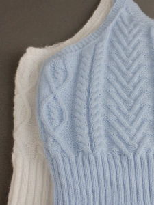 Ensemble débardeur court en tricot bleu et blanc avec torsades et bordure côtelée