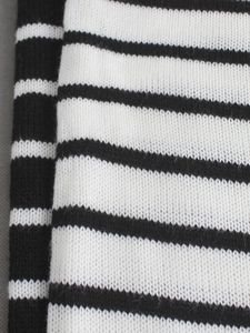 Ensemble d'été deux pièces pour femmes avec gilet tricoté à rayures noires et blanches