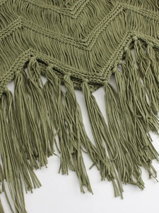 Détail du tricot au crochet vert armée avec de longues franges et des motifs ondulés