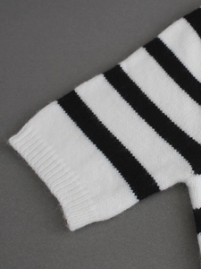 Gros plan détaillé du tissu tricoté à rayures noires et blanches avec poignets côtelés