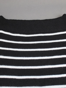 Vue détaillée d'un débardeur en maille rayée avec texture fine et décolleté noir côtelé