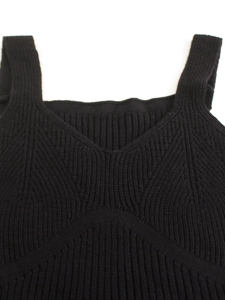 Schmal geschnittenes schwarzes Strickoberteil mit V-Ausschnitt und Rippenstruktur