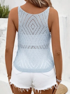 Haut tricoté sans manches bleu clair à motif ajouré et short en jean blanc