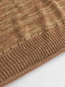 Gros plan sur maille rayée marron et beige avec détails de finition en côtes larges