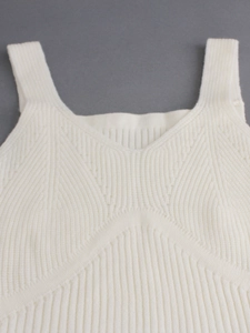 Detail eines weißen Rippstrick-Tops mit V-Ausschnitt und Schultergurt-Textur