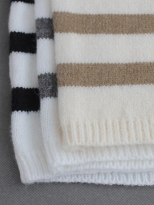 Ensemble de trois pulls en maille rayée noir, gris et camel avec une texture mohair douce