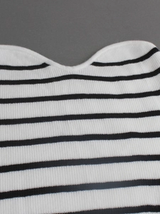 Ensemble bustier en maille rayée avec bords festonnés et texture côtelée élastique