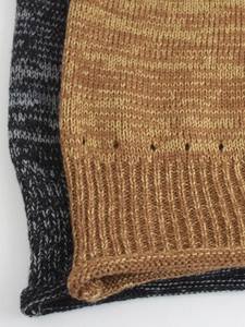 Détail de l'ensemble débardeur en maille avec bord côte marron et texture tricotée