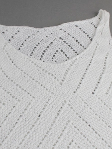 Ensemble en tricot blanc deux pièces avec motif ajouré géométrique pour l'été