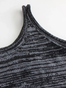 Gros plan sur la texture en maille mélangée noir et gris du caraco court