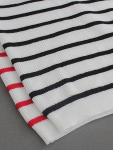 Ensemble deux pièces bandeau en maille côtelée avec rayures noires et rouges sur blanc