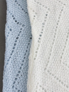 Ensemble deux pièces en maille avec motifs ajourés en losanges et coupe courte