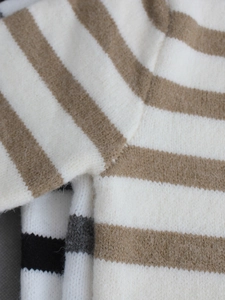 Haut court en maille à manches courtes rayé beige et marron café à rayures horizontales
