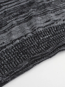 Gros plan sur un tissu en maille rayé noir et gris avec une texture côtelée détaillée