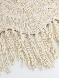 Gros plan sur les glands bohèmes avec des textures géométriques en coton tissé à la main
