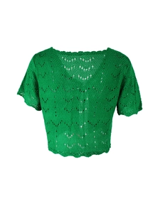 Detalle de blusa de ganchillo verde con textura calada en V y bordes ondulados festonados